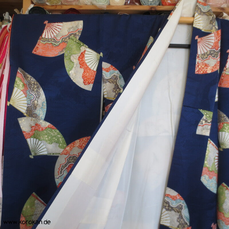bunte Fächer auf blauem Rinzu Seiden Damast Furisode