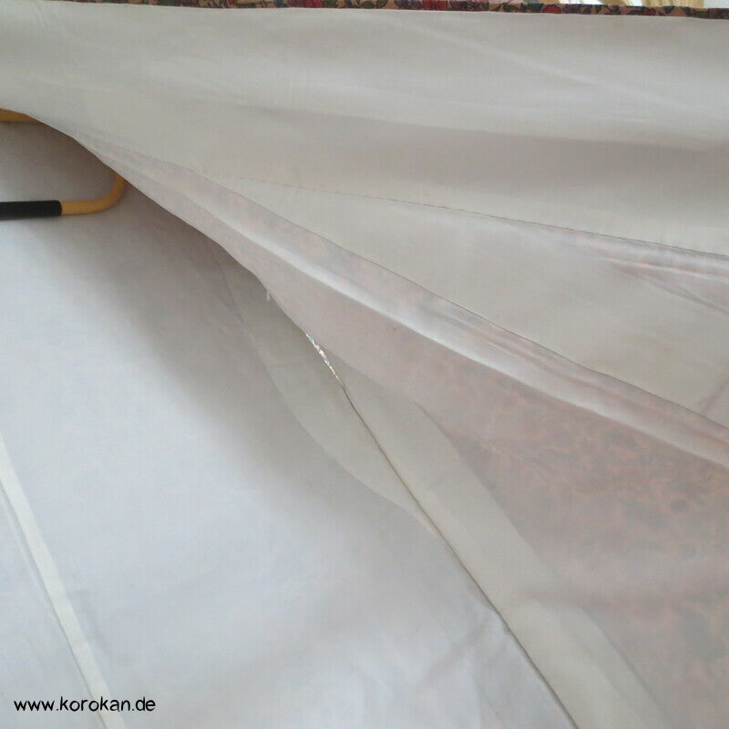 Kinder mit Papierschirmen und Blumen Komon Kimono