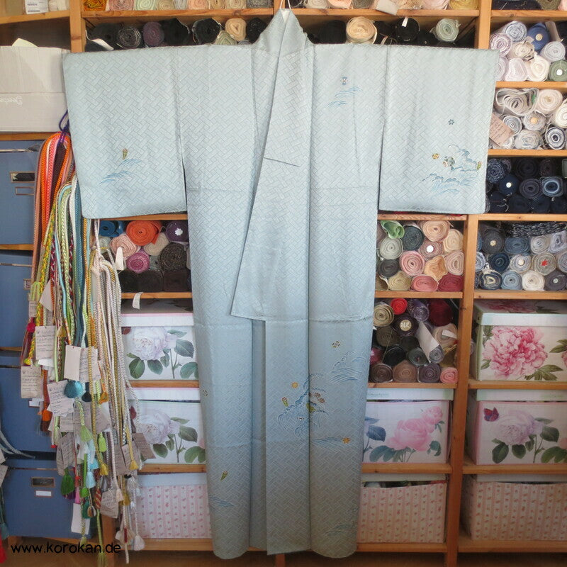 zartblauer Seidendamast Homongi Kimono, Glückssymbole