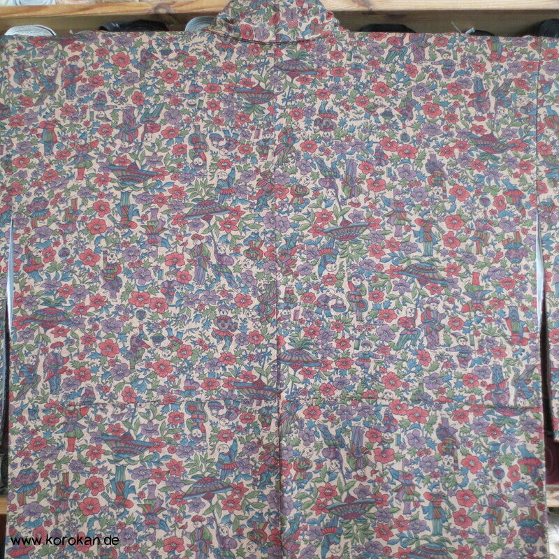 Kinder mit Papierschirmen und Blumen Komon Kimono