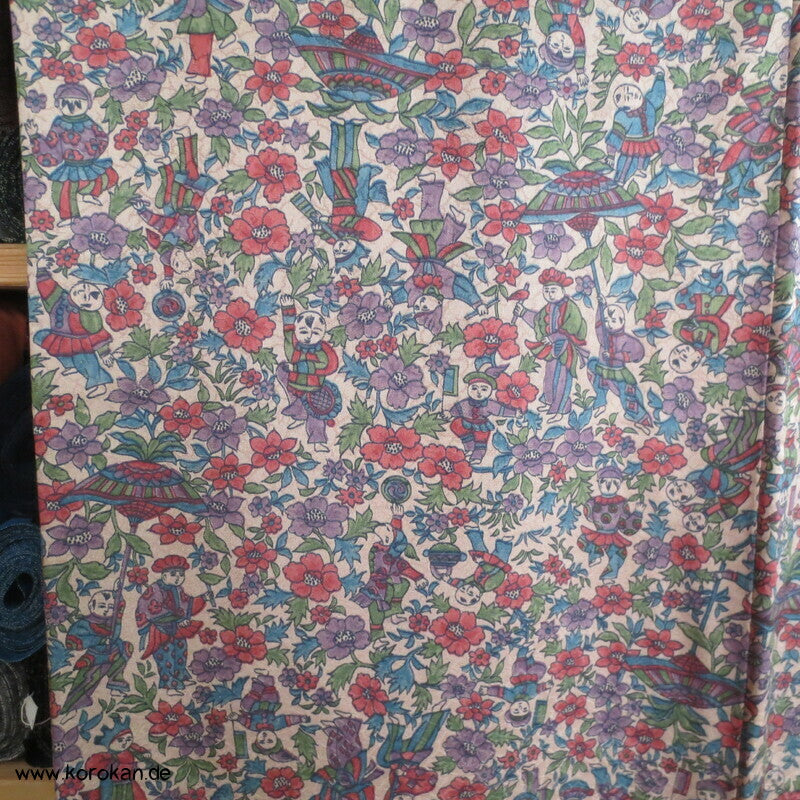 Kinder mit Papierschirmen und Blumen Komon Kimono