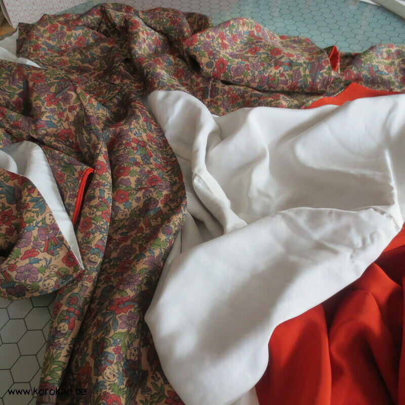 Kinder mit Papierschirmen und Blumen Komon Kimono