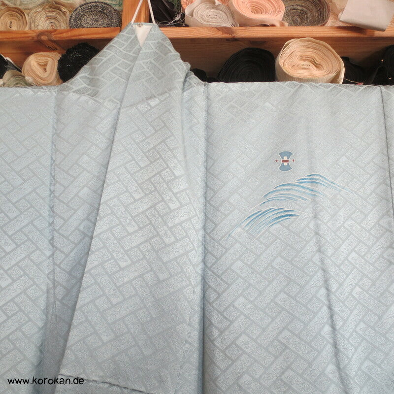 zartblauer Seidendamast Homongi Kimono, Glückssymbole