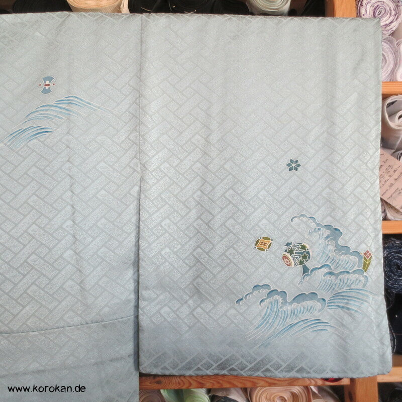 zartblauer Seidendamast Homongi Kimono, Glückssymbole