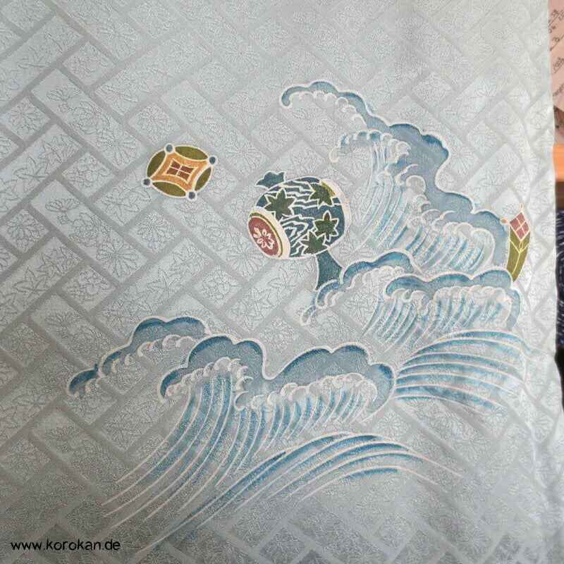 zartblauer Seidendamast Homongi Kimono, Glückssymbole