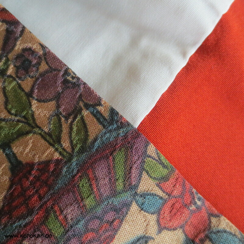 Kinder mit Papierschirmen und Blumen Komon Kimono