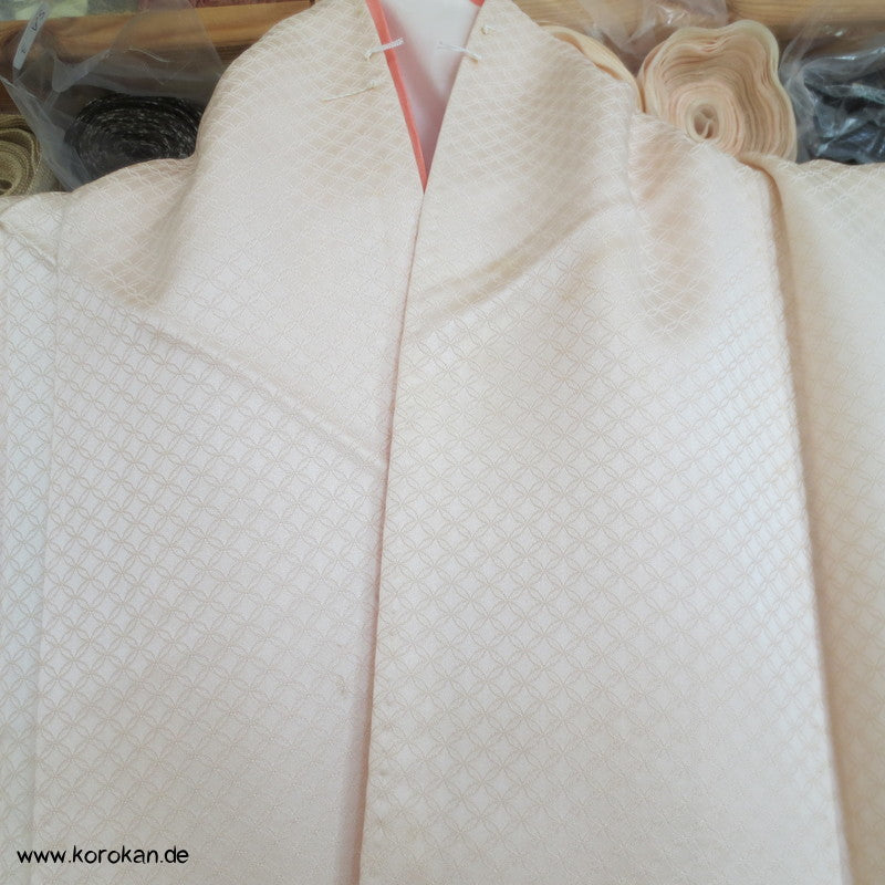 Kicho Kimonovorhang Irotomesode, heller Seiden Kimono, teilbestickt