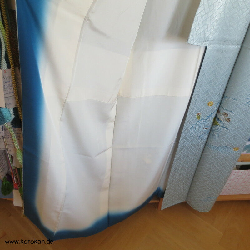 zartblauer Seidendamast Homongi Kimono, Glückssymbole