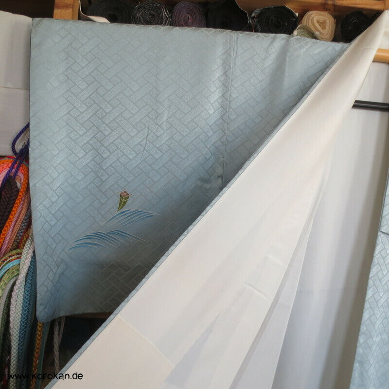 zartblauer Seidendamast Homongi Kimono, Glückssymbole