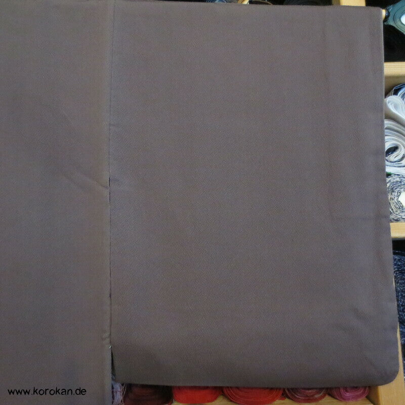 gestickte Streifen, Ton in Ton Irotomesode Kimono, schlammbraun Seidencrepe