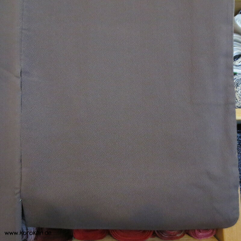 gestickte Streifen, Ton in Ton Irotomesode Kimono, schlammbraun Seidencrepe