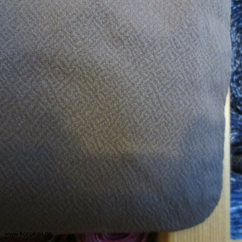 gestickte Streifen, Ton in Ton Irotomesode Kimono, schlammbraun Seidencrepe