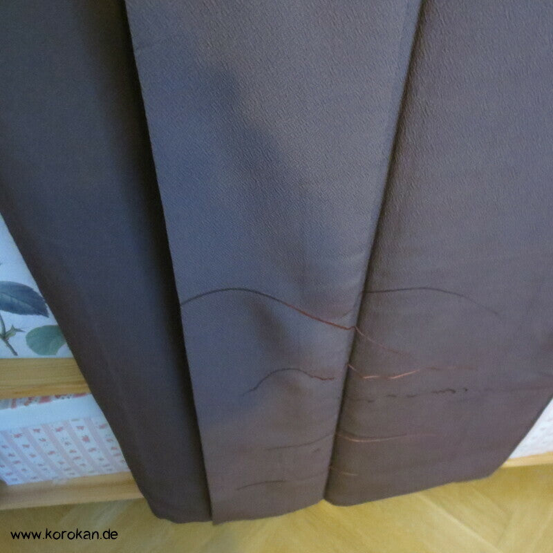 gestickte Streifen, Ton in Ton Irotomesode Kimono, schlammbraun Seidencrepe