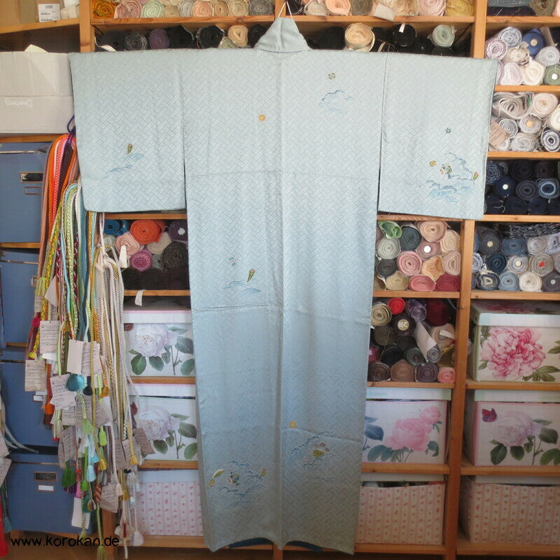 zartblauer Seidendamast Homongi Kimono, Glückssymbole