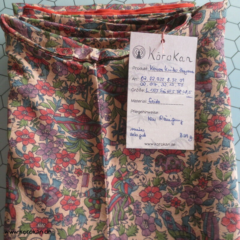 Kinder mit Papierschirmen und Blumen Komon Kimono
