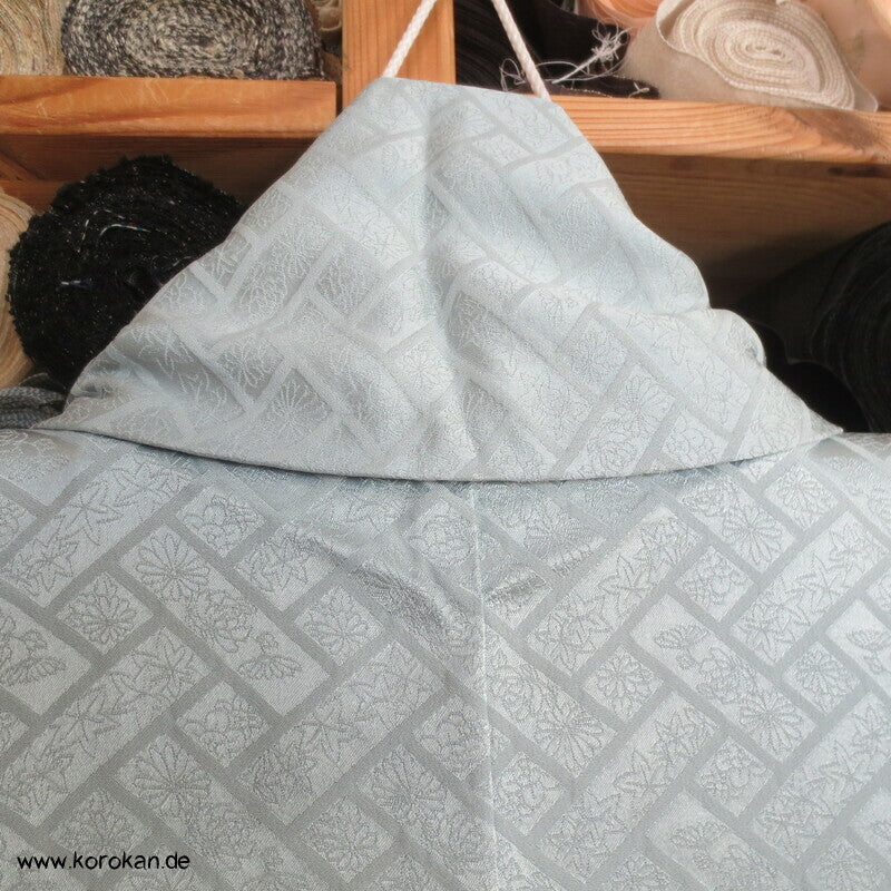zartblauer Seidendamast Homongi Kimono, Glückssymbole
