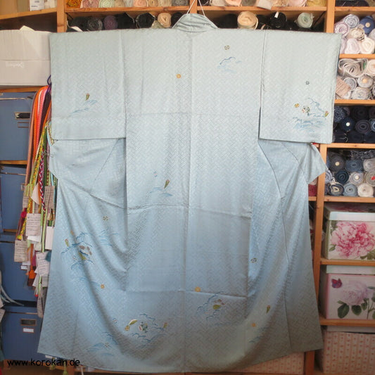 zartblauer Seidendamast Homongi Kimono, Glückssymbole