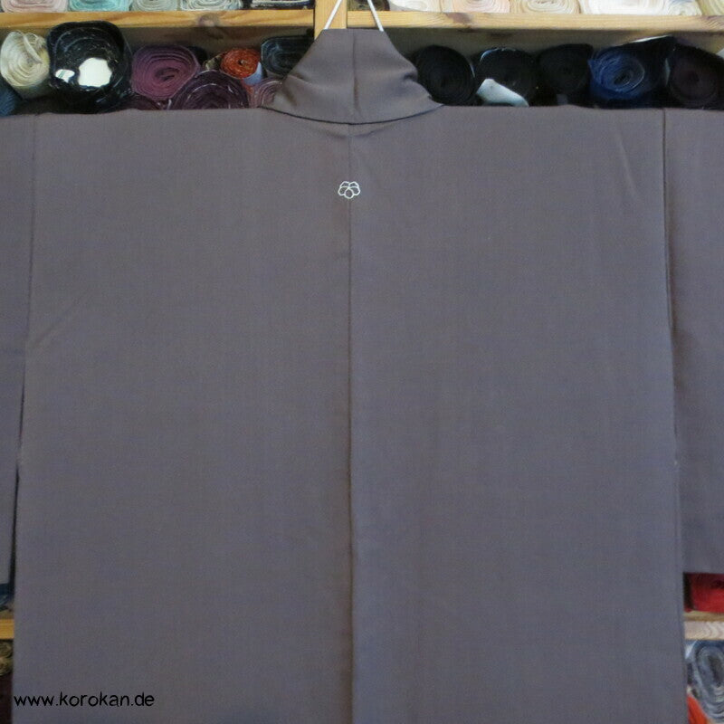 gestickte Streifen, Ton in Ton Irotomesode Kimono, schlammbraun Seidencrepe