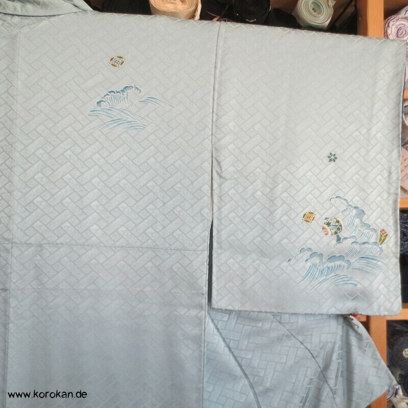 zartblauer Seidendamast Homongi Kimono, Glückssymbole
