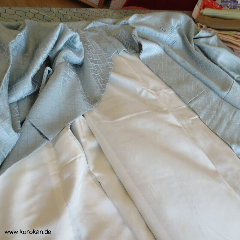 zartblauer Seidendamast Homongi Kimono, Glückssymbole