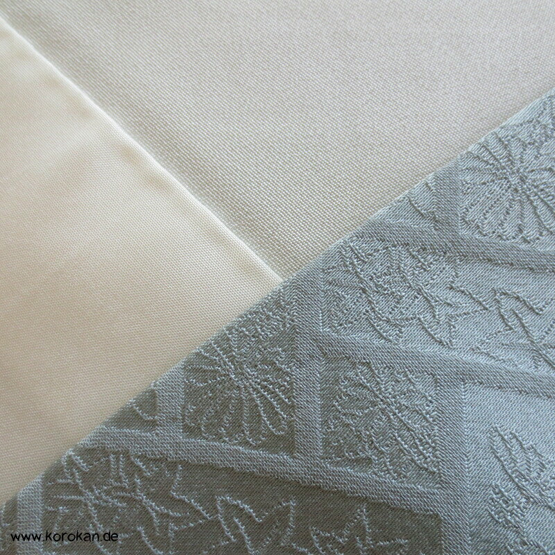 zartblauer Seidendamast Homongi Kimono, Glückssymbole