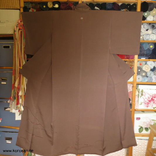 gestickte Streifen, Ton in Ton Irotomesode Kimono, schlammbraun Seidencrepe