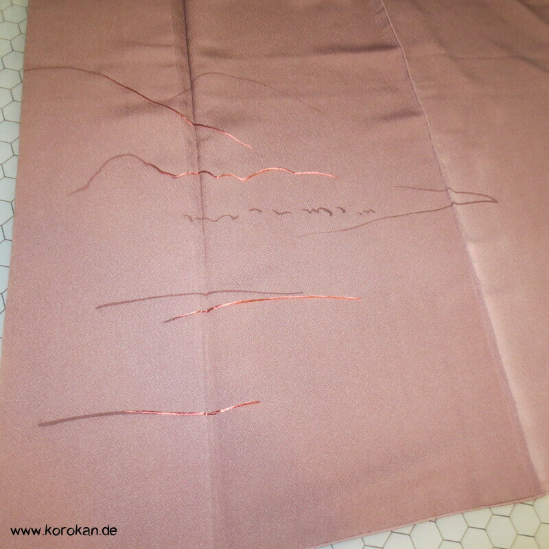 gestickte Streifen, Ton in Ton Irotomesode Kimono, schlammbraun Seidencrepe