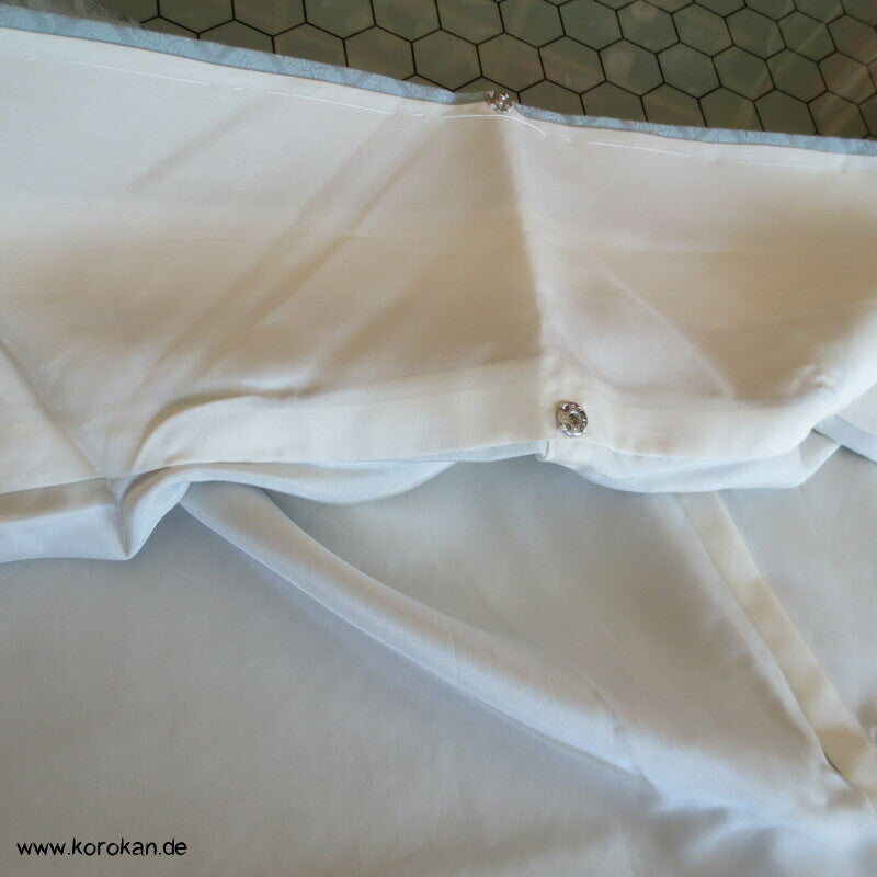 zartblauer Seidendamast Homongi Kimono, Glückssymbole