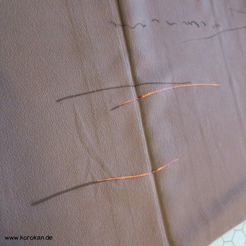 gestickte Streifen, Ton in Ton Irotomesode Kimono, schlammbraun Seidencrepe