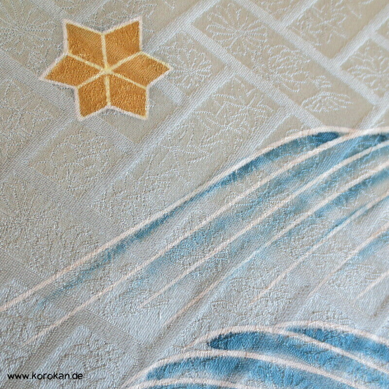 zartblauer Seidendamast Homongi Kimono, Glückssymbole