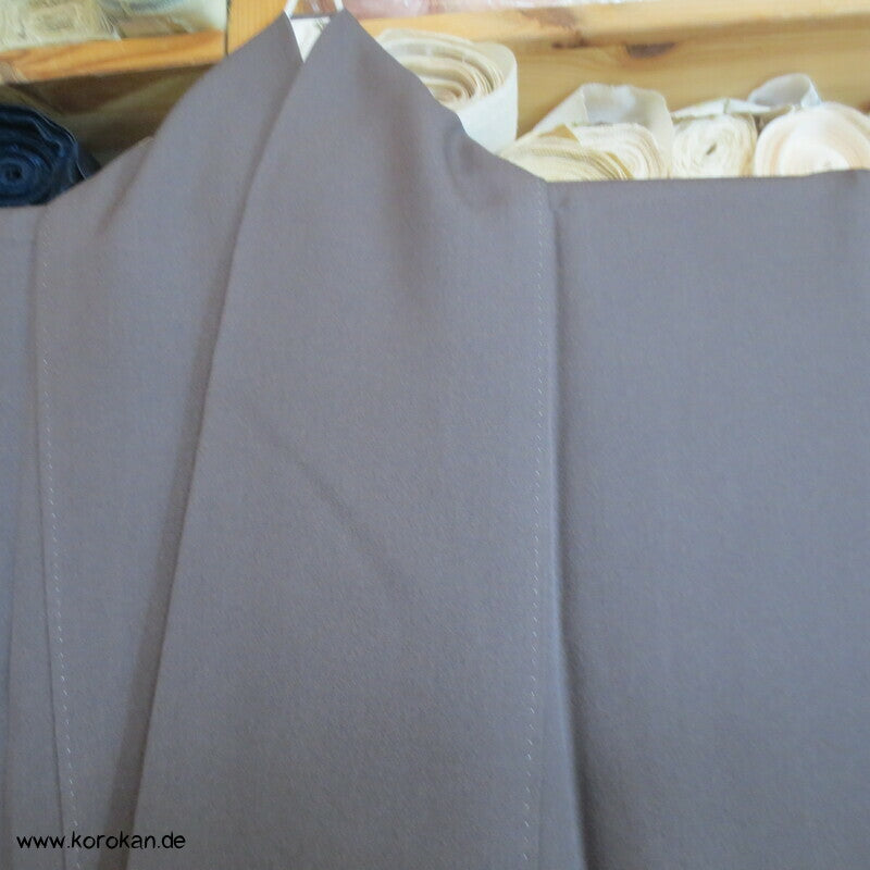 Wellen und Pinien Irotomesode Kimono, taupe Seidencrepe