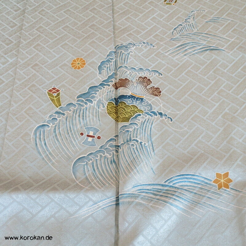 zartblauer Seidendamast Homongi Kimono, Glückssymbole