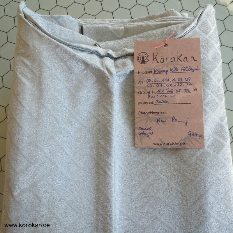 zartblauer Seidendamast Homongi Kimono, Glückssymbole