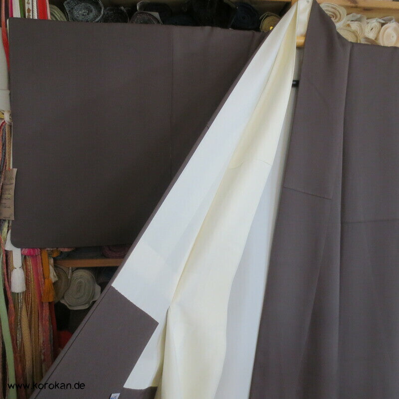 Wellen und Pinien Irotomesode Kimono, taupe Seidencrepe