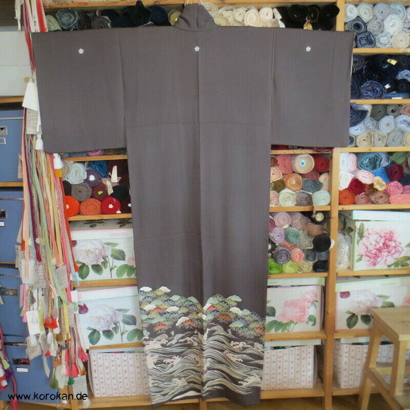 Wellen und Pinien Irotomesode Kimono, taupe Seidencrepe