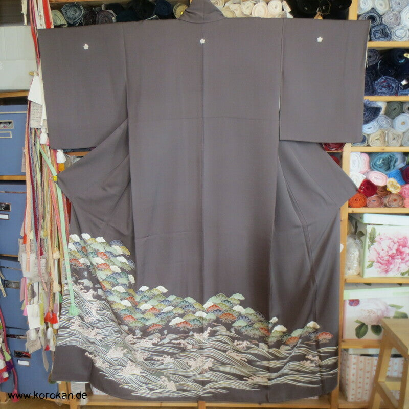 Wellen und Pinien Irotomesode Kimono, taupe Seidencrepe
