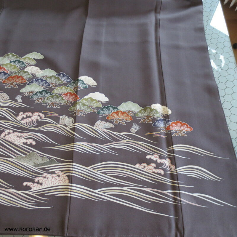 Wellen und Pinien Irotomesode Kimono, taupe Seidencrepe