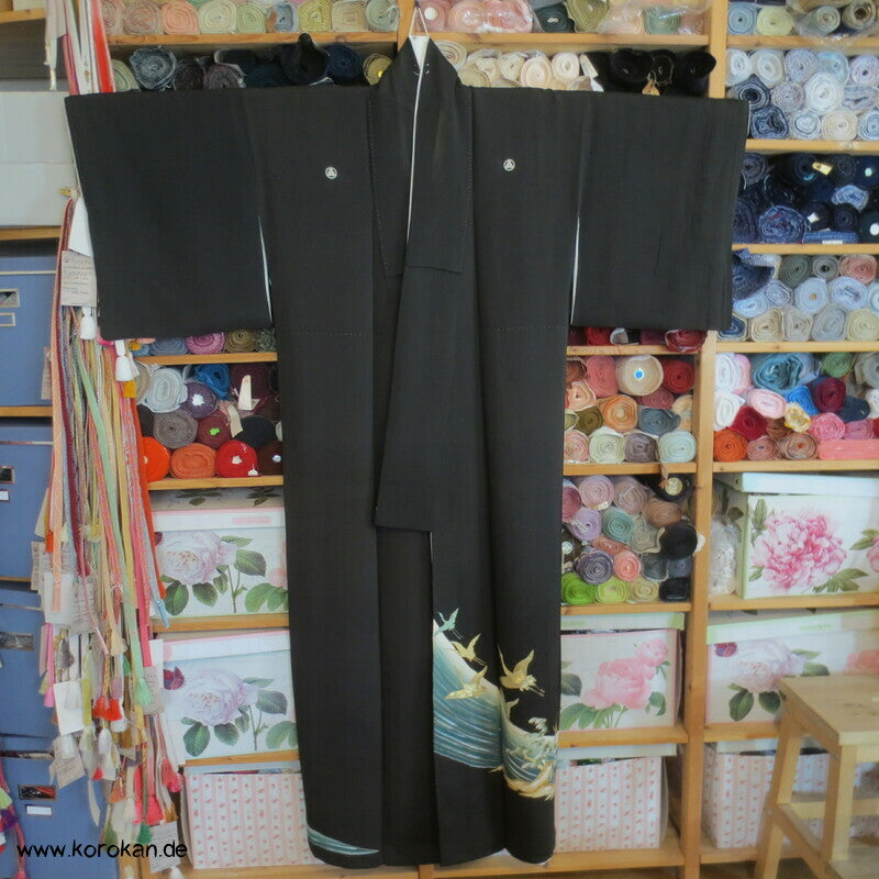 gestickte goldene Kraniche im Flug Tomesode Kimono