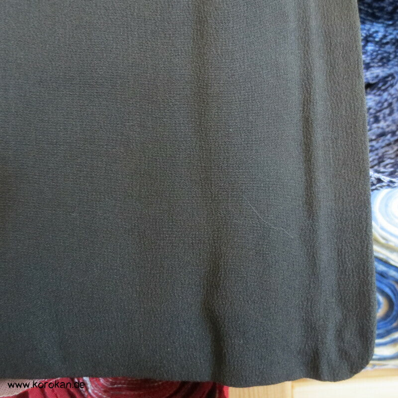 gestickte goldene Kraniche im Flug Tomesode Kimono