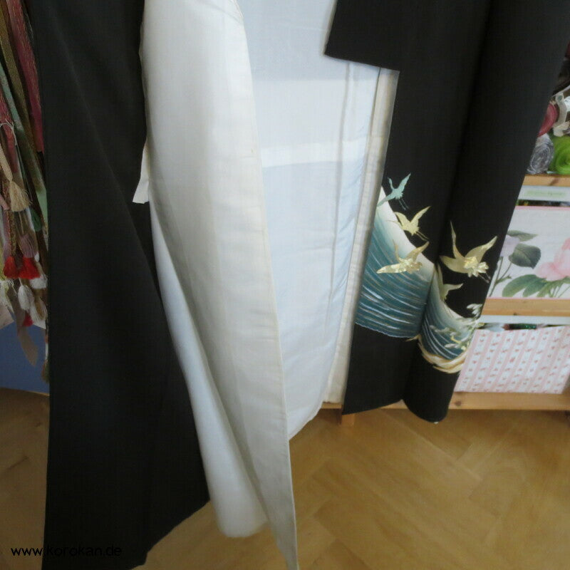 gestickte goldene Kraniche im Flug Tomesode Kimono