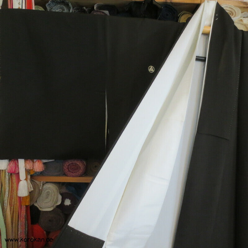 gestickte goldene Kraniche im Flug Tomesode Kimono