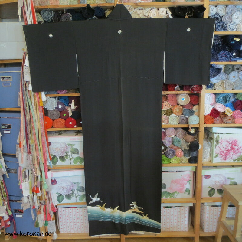 gestickte goldene Kraniche im Flug Tomesode Kimono