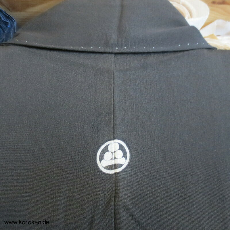 gestickte goldene Kraniche im Flug Tomesode Kimono