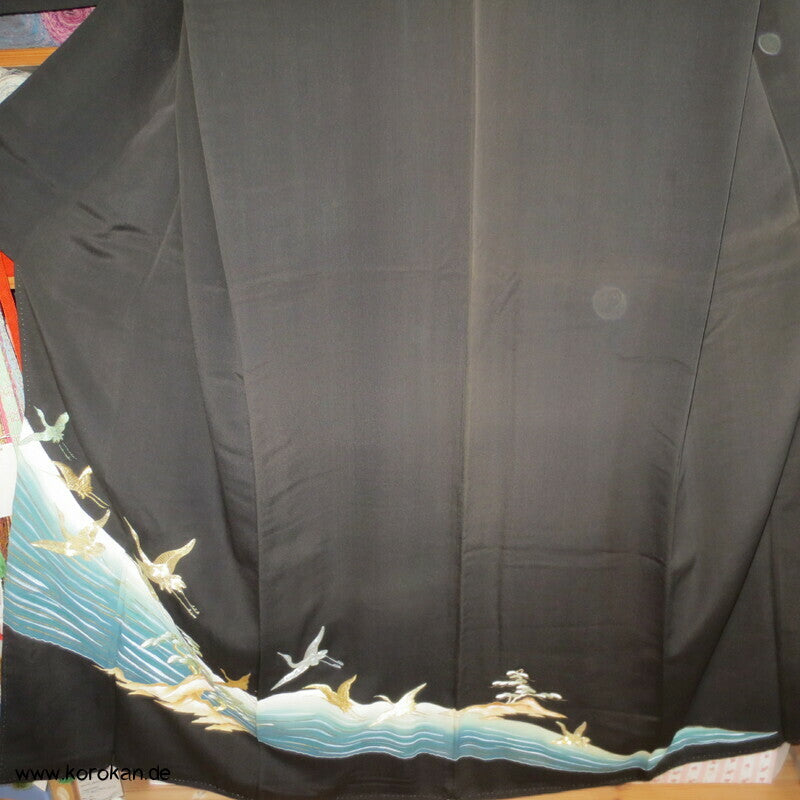gestickte goldene Kraniche im Flug Tomesode Kimono