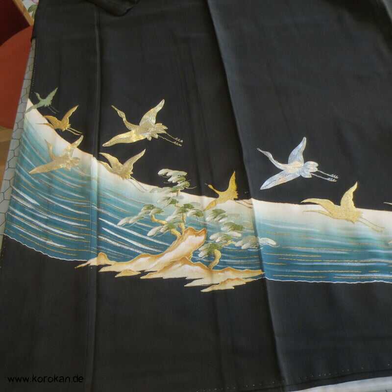 gestickte goldene Kraniche im Flug Tomesode Kimono