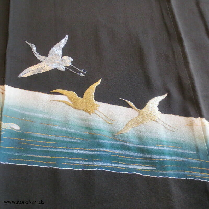 gestickte goldene Kraniche im Flug Tomesode Kimono