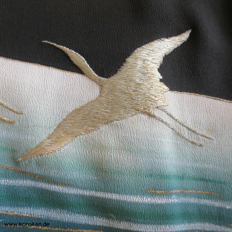 gestickte goldene Kraniche im Flug Tomesode Kimono