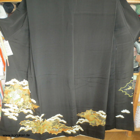 Pinien und Blüten, Stickerei  antiker Tomesode Kimono Seidencrepe