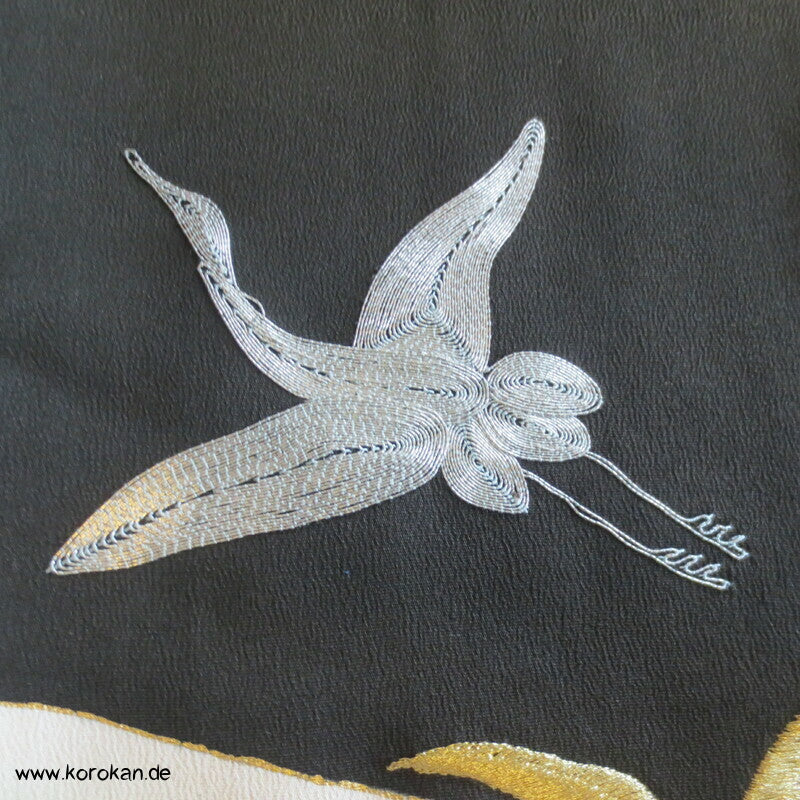 gestickte goldene Kraniche im Flug Tomesode Kimono