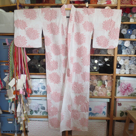heller Yukata Baumwoll Kimono mit zartem Chrysanthemen Druck